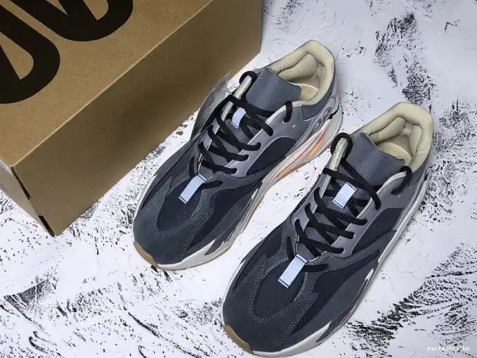 'Magnet' Yeezy v2 FV9922 Boost 700 Adidas 0615